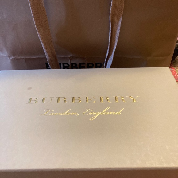 Authentic Burberry - Picture 3 of 8